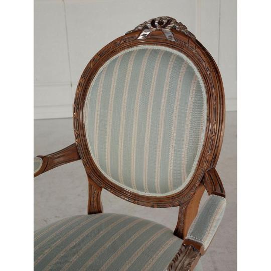 klasszikus stilusu karpitos karfas szek elegans karpitozott etkezoszek ebedlo nappali asztal szekek butorok toszkan olasz patinas csikos zold kastely mobilsedia lameridiana.jpg